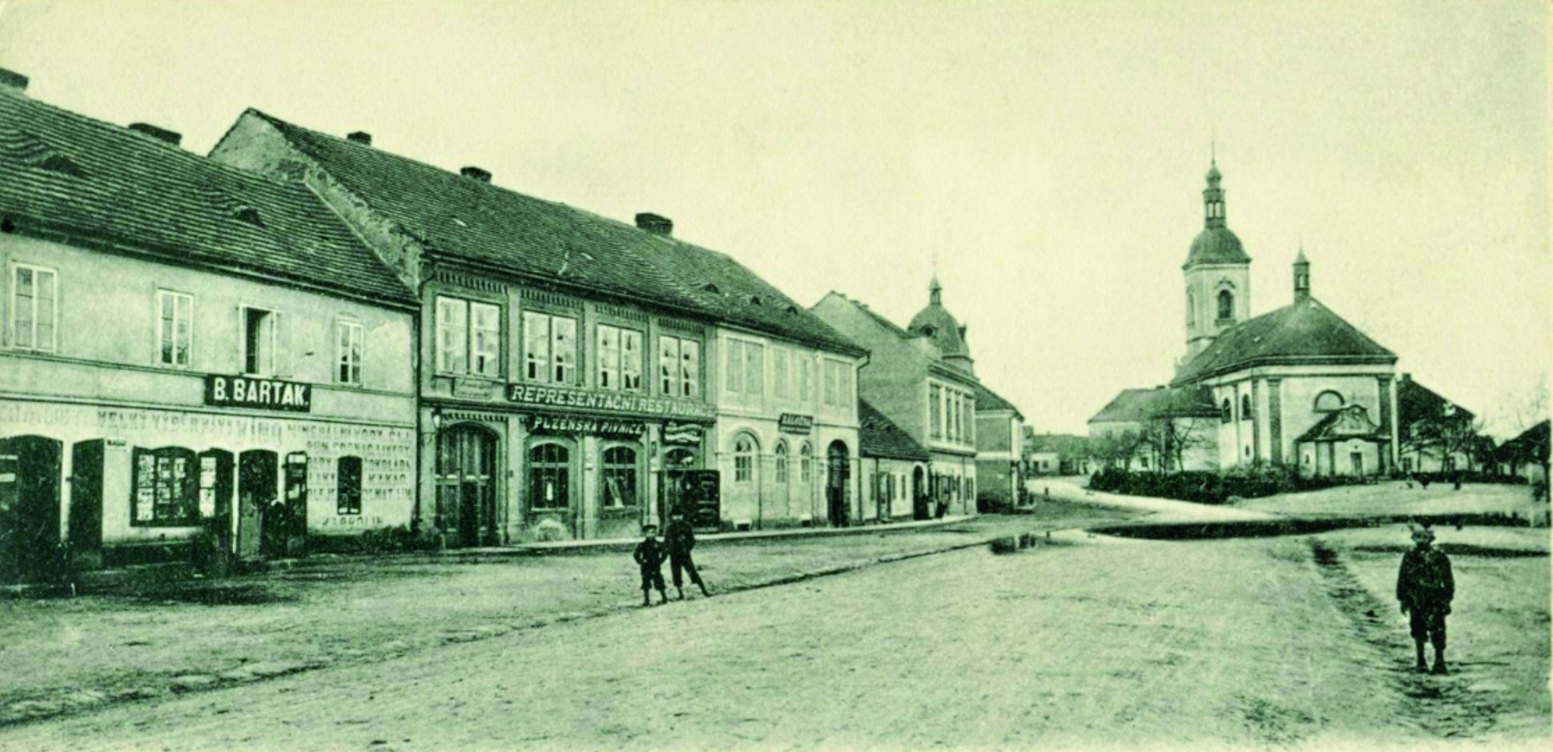 Dům čp. 13 na snímku z roku 1905 (druhý zleva, restaurace-pivnice)